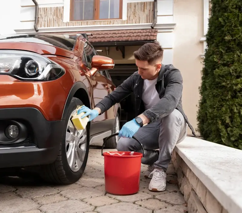 Lavage auto à domicile Saint-Victor-en-Marche : professionnel intervenant sur un véhicule